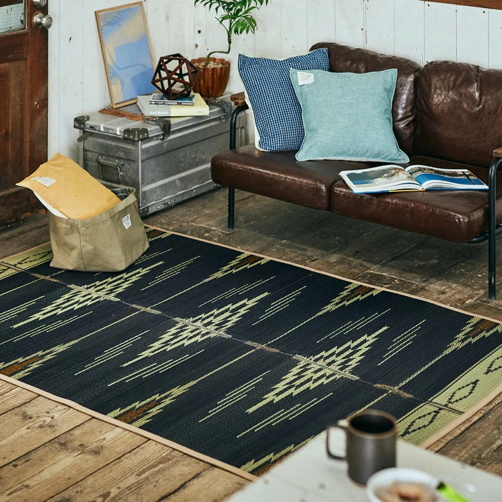 BASSHU IGUSA WOVEN RUG - NAVY X NATURAL 4 BASSHU IGUSA WOVEN RUG - NAVY X NATURAL - Image 2