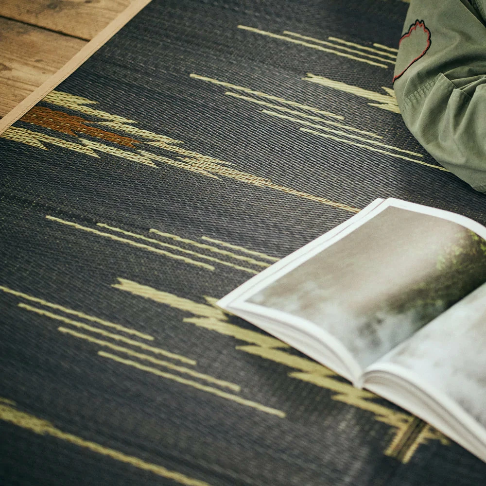 BASSHU IGUSA WOVEN RUG - NAVY X NATURAL 6 BASSHU IGUSA WOVEN RUG - NAVY X NATURAL - Image 4