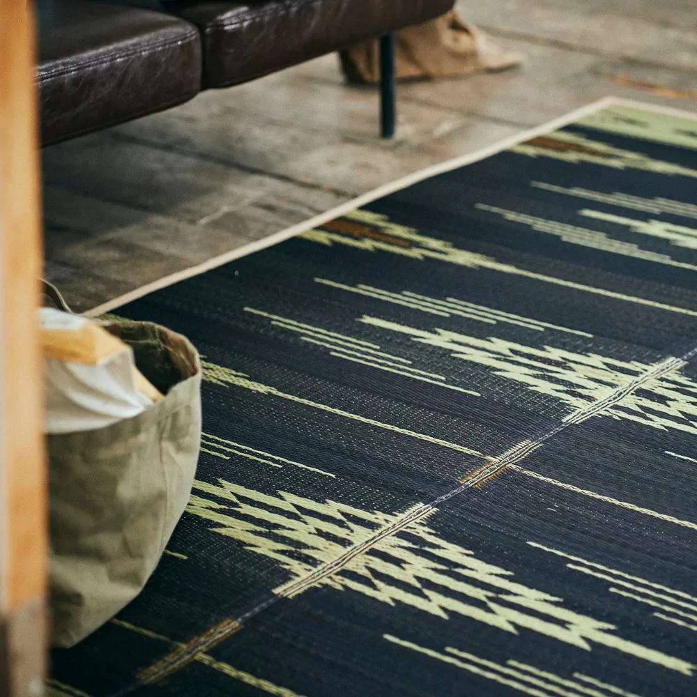 BASSHU IGUSA WOVEN RUG - NAVY X NATURAL 7 BASSHU IGUSA WOVEN RUG - NAVY X NATURAL - Image 5