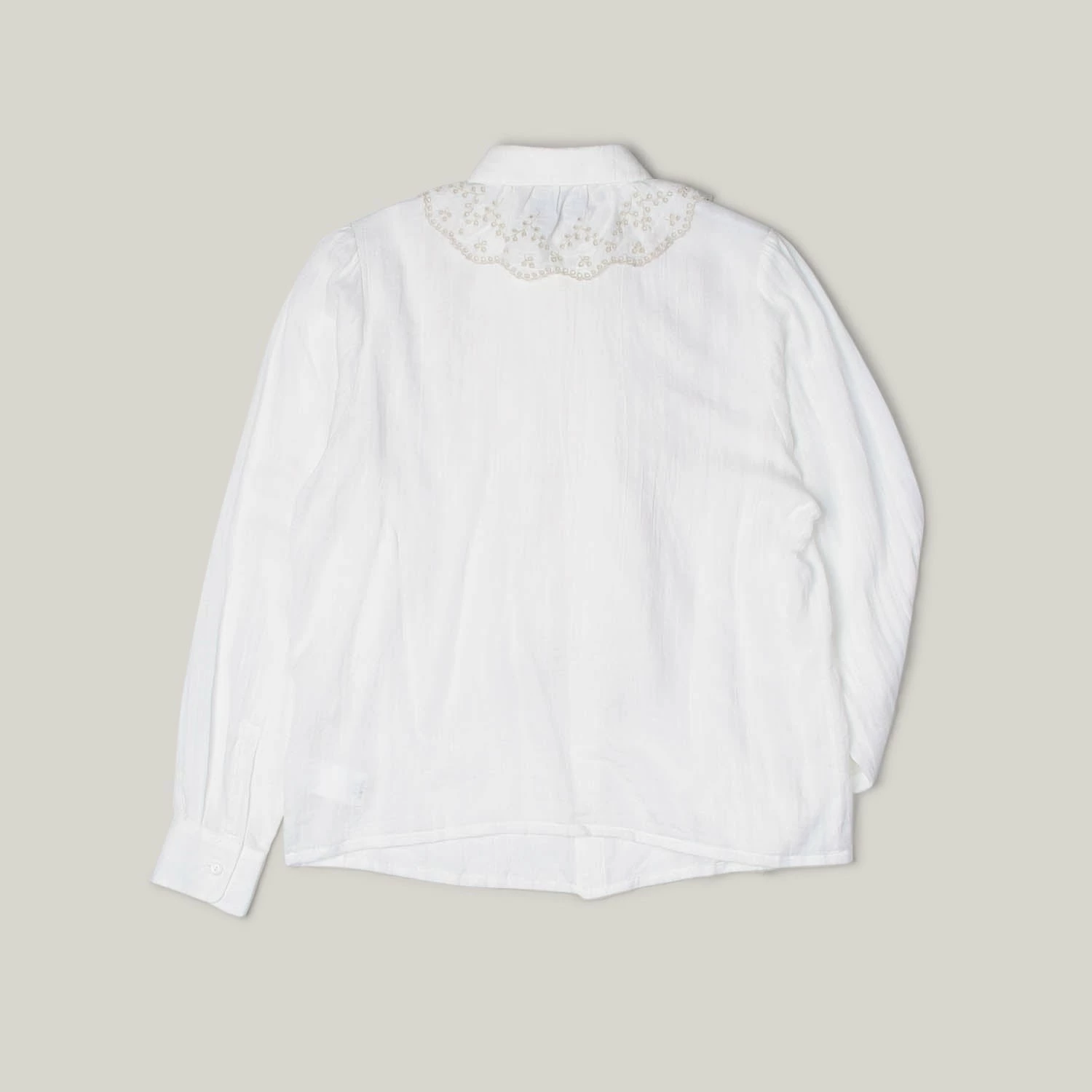 BLUE BLUE JAPAN DOBBY SATIN SCALLOP RUFFLED BLOUSE - WHITE 4 BLUE BLUE JAPAN DOBBY SATIN SCALLOP RUFFLED BLOUSE - WHITE - Image 2