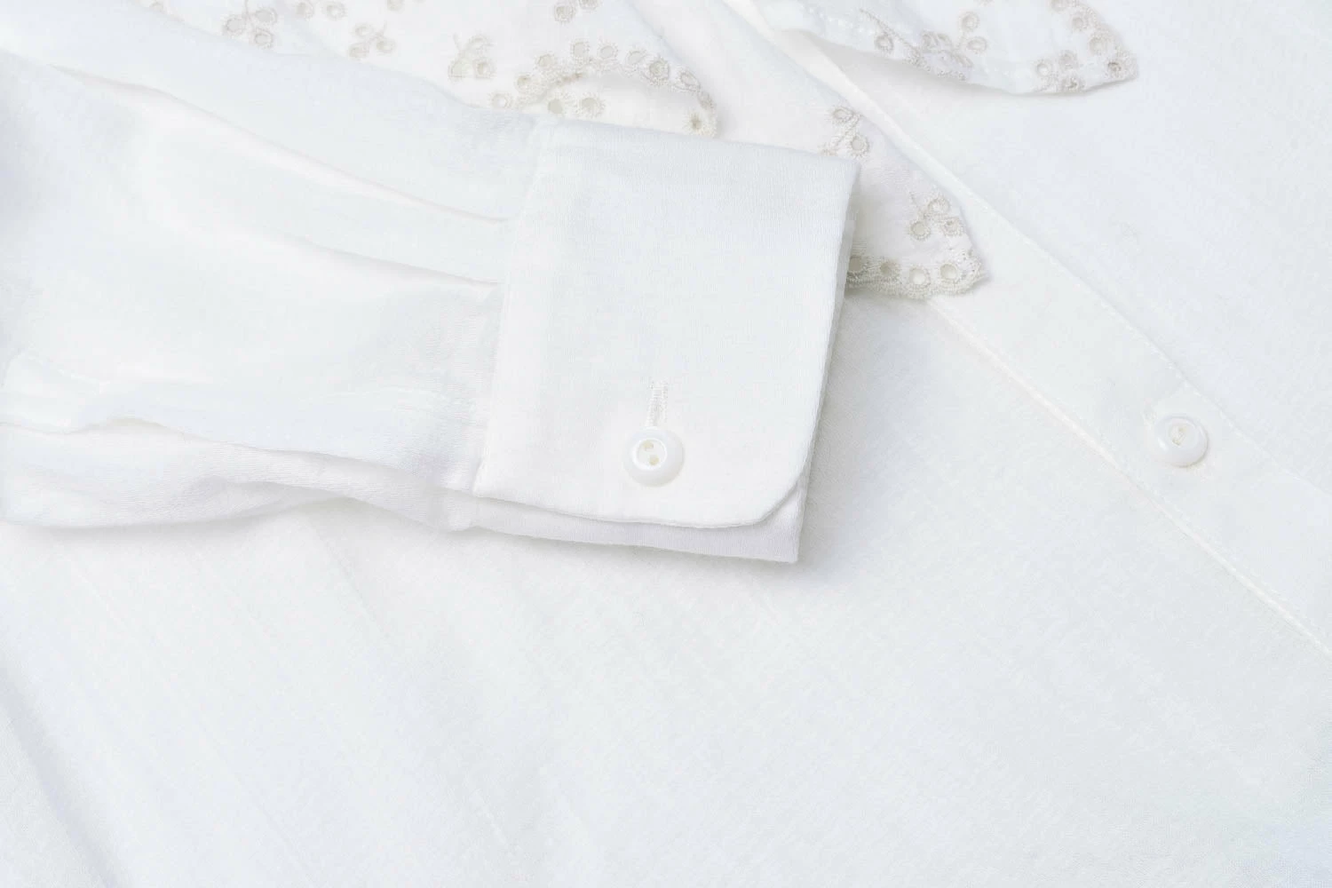 BLUE BLUE JAPAN DOBBY SATIN SCALLOP RUFFLED BLOUSE - WHITE 8 BLUE BLUE JAPAN DOBBY SATIN SCALLOP RUFFLED BLOUSE - WHITE - Image 6